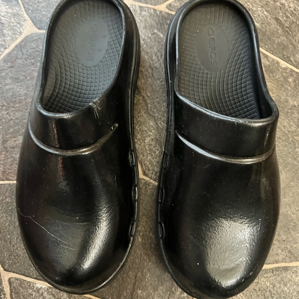 OOFOS Black Slip-On Clogs